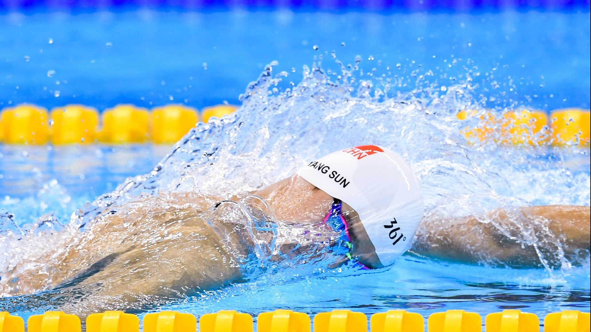 实力对决强强对话，球迷现场为双方鼓劲呐喊，实力对接